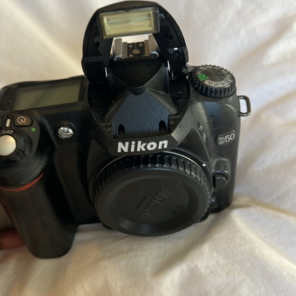 Nikon D50 DSLR Camera Body, Black - Picture 10 of 11